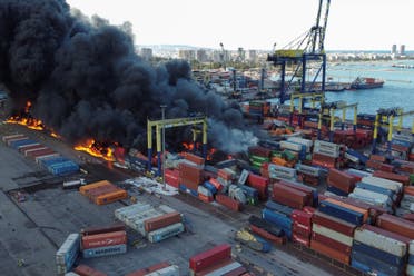 الدخان يتصاعد بفعل حريق في ميناء إسكندرون الثلاثاء (رويترز)