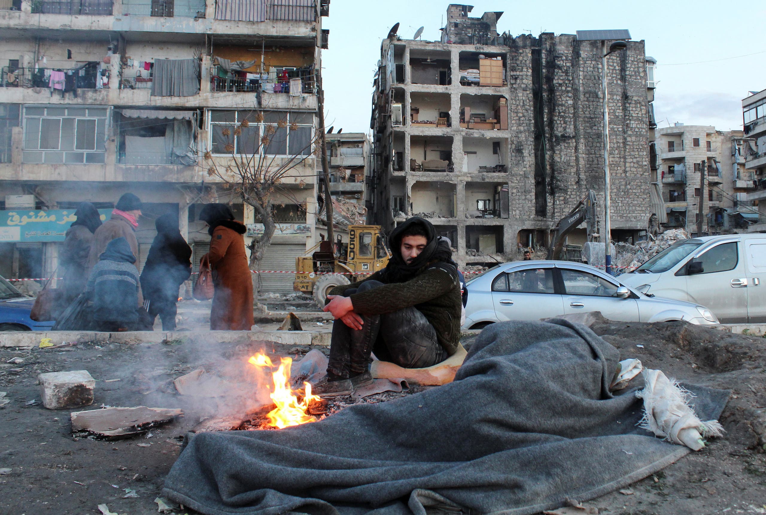سكان حلب يقضون ليلتهم في العراء (رويترز)