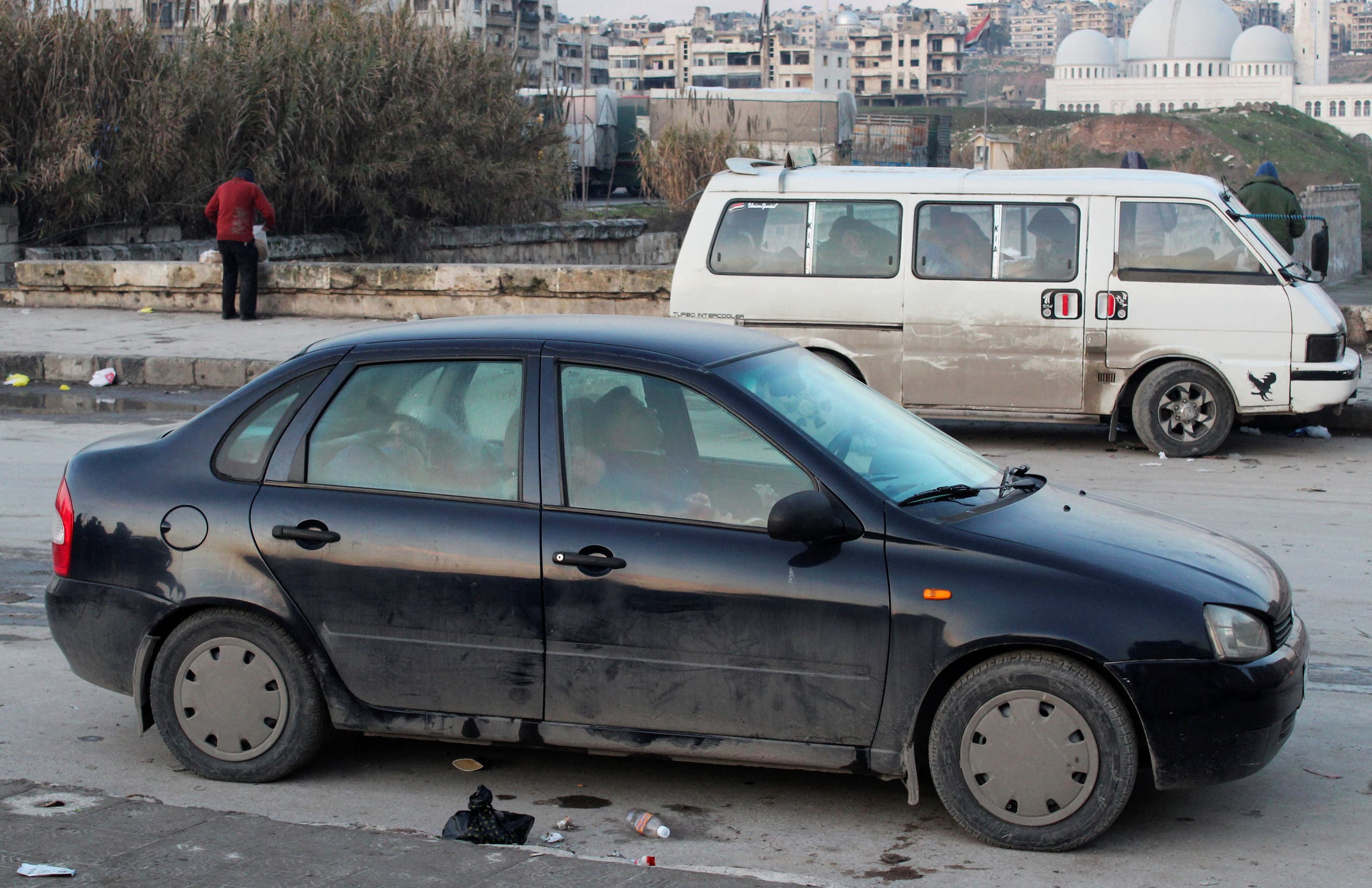 سكان حلب يقضون ليلتهم في السيارات (رويترز)