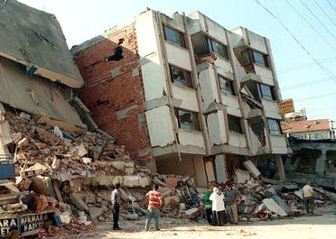صورة لعمارة منهارة بسبب الزلزال