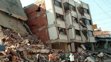 صورة لعمارة منهارة بسبب الزلزال