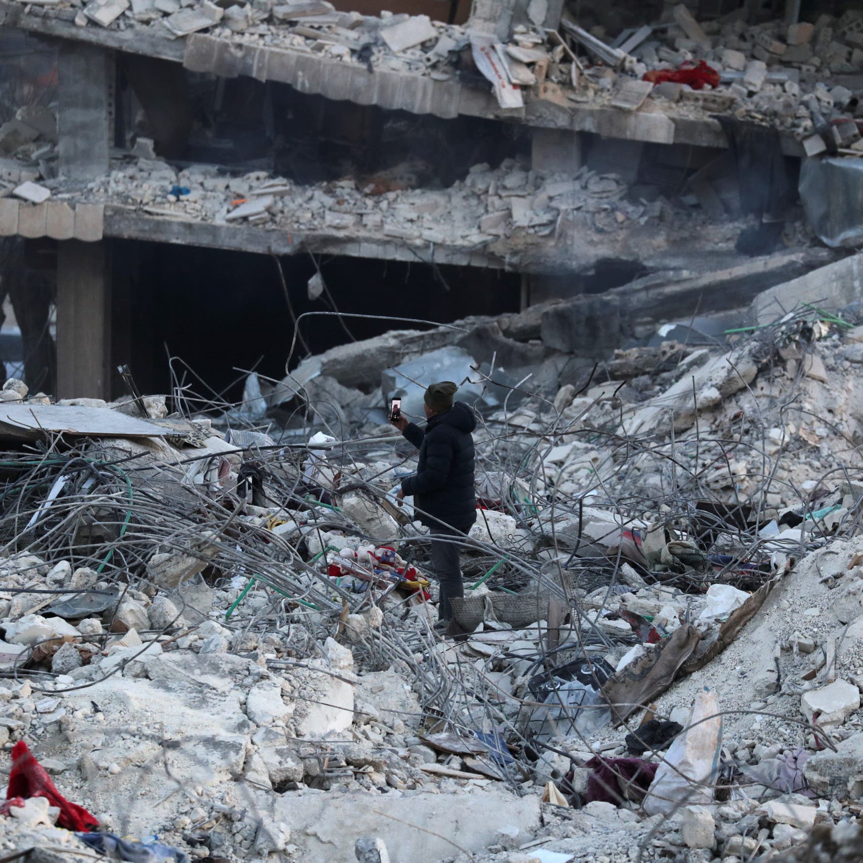 "الأرض غدرت سوريا بزلزال".. ناصيف زيتون يشعل التواصل بأغنية
