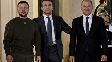 TOPSHOT - Ukraine's President Volodymyr Zelensky (L) poses with France's President Emmanuel Macron and German Chancellor Olaf Scholz upon his arrival at the Elysee presidential palace for a working diner in Paris on February 8, 2023. Zelensky made today his first visits to Britain and France since the Russian invasion almost one year ago, pressing his allies for more weaponry and in particular fighter jets. (Photo by Emmanuel DUNAND / AFP)