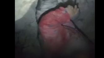 مشهد مؤلم.. انتشال طفلة من أحضان شقيقتها المتوفاة تحت الأنقاض