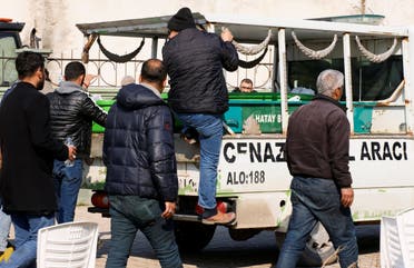 نقل جثامين في تركيا (رويترز)