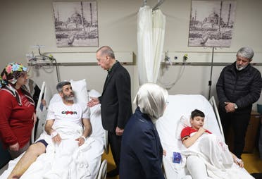 أردوغان خلال زيارته عدداً من المصابين الاثنين