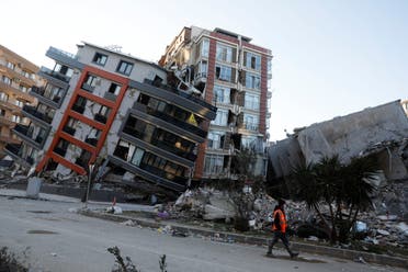 مبنى مدمر إثر الزلزال في تركيا