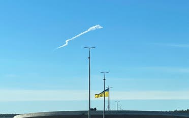 آثار تركها صاروخ في سماء كييف الأربعاء