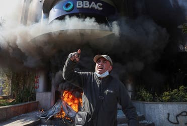 احراق مصارف في لبنان (رويترز)