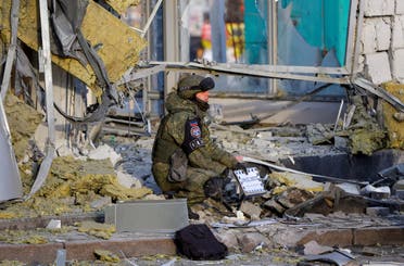 Un investigador militar ruso procesa la escena después de que una tienda sufriera graves daños durante el conflicto entre Rusia y Ucrania en Donetsk, Ucrania controlada por Rusia, el 19 de febrero de 2023. REUTERS/Alexander Ermochenko