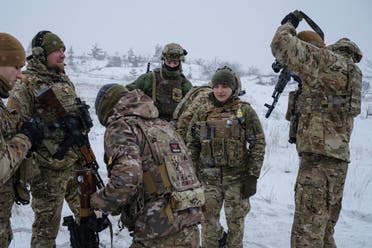Soldados ucranianos practican en un campo de tiro, en medio del ataque de Rusia a Ucrania, en Siversk, región de Donetsk, Ucrania, 18 de febrero de 2023. REUTERS/Marko Djurica