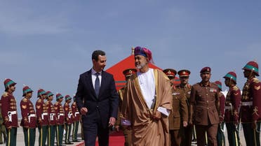 El presidente de Siria, Bashar al-Assad, y el sultán de Omán, Haitham bin Tariq al-Said, en Muscat, el 20 de febrero de 2023. (SANA)