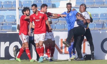 اشتباك طبيب الهلال ولاعبي الأهلي