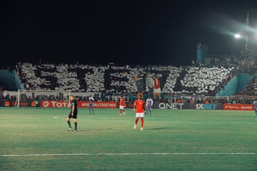 تيفو جماهير الهلال السوداني في مباراة 2020 يظهر لقطة الحكم لاراش 