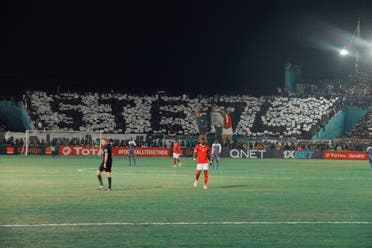 تيفو جماهير الهلال السوداني في مباراة 2020 يظهر لقطة الحكم لاراش