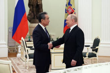 وزير الخارجية الصيني، وانغ يي والرئيس الروسي فلاديمير بوتين - رويترز