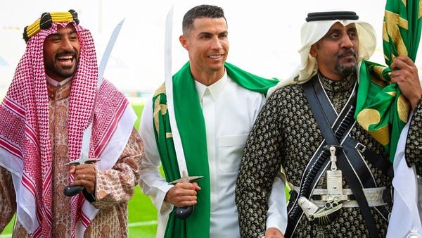 كريستيانو رونالدو يرتدي ملابس تقليدية تكريما ليوم التأسيس السعودي