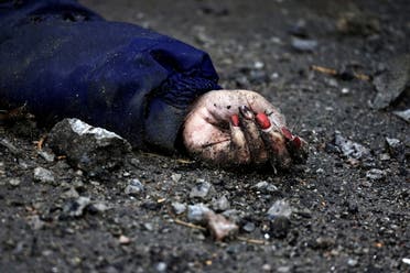 La mano de Iryna Filkina, una mujer que, según los residentes, fue asesinada por soldados del ejército ruso, se muestra mientras su cuerpo yace en la calle, en medio de la invasión rusa de Ucrania, en Bucha, región de Kiev, Ucrania, el 2 de abril de 2022. (Reuters )