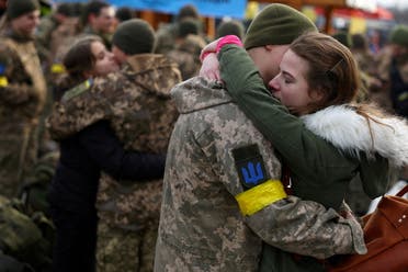 Olga abraza a su novio Vlodomyr mientras se despiden antes del despliegue de Vlodomyr más cerca de la línea del frente, en medio de la invasión rusa de Ucrania, en la estación de tren de Lviv, Ucrania, el 9 de marzo de 2022. (Reuters)