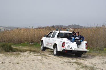 من عمليات انتشال جثث قار بالمهاجرين في كالابريا الإيطالية - رويترز