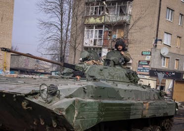 مقاتلون أوكرانيون في باخموت (رويترز)