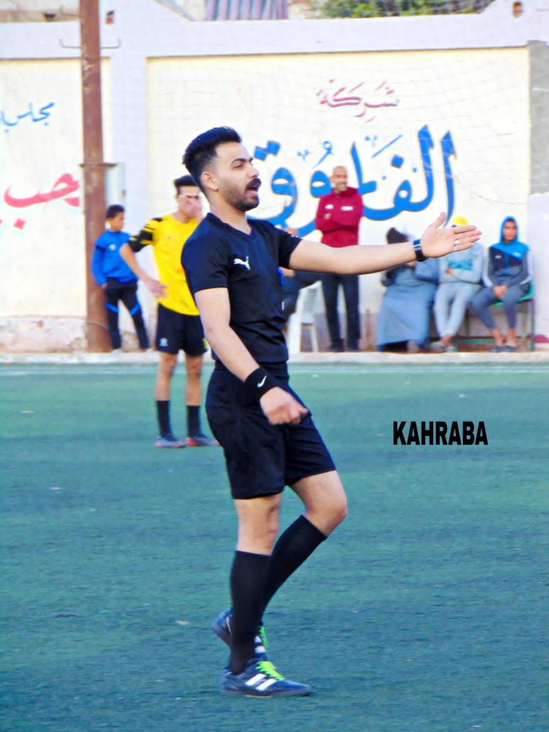 دخله لا يكفي تفقات أسرته