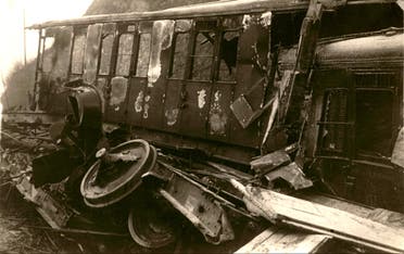 صورة لإحدى العربات المدمرة عقب حادث القطار بفرنسا عام 1917