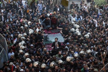 أنصار خان تجمعوا أمام المحكمة في فبراير الماضي دعماً لرئيس الوزراء السابق