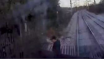 فيديو مرعب لرجل لا مبالٍ كاد يدهسه قطار سريع