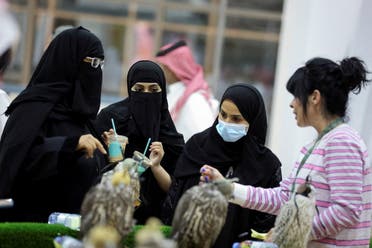 فتيات سعودية في مهرجان الملك عبدالعزيز للصقور بالرياض - صورة من رويترز