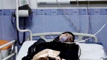 طالبة مصابة بالتسمم في أحد مستشفيات إيران (رويترز)