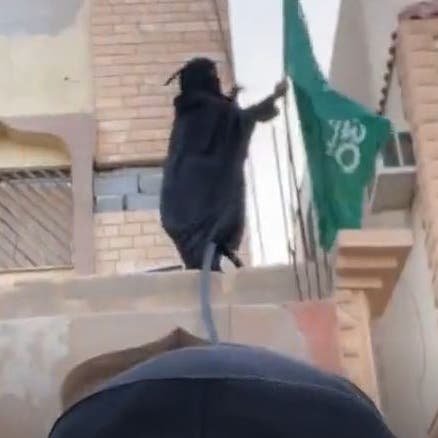 أشعلت التواصل.. مسنة تتسلق أسوار منزلها لترفع العلم السعودي