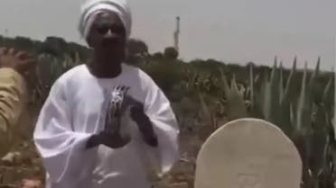 سوڈان میں قبر پر گانے والا شخص