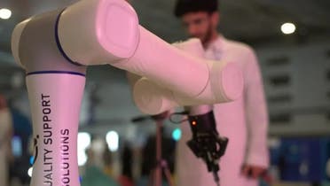 ریاض میں ایگزیبیشن اینڈ کنونشن سنٹر میں مصنوعی ذہانت سے لیس روبوٹ