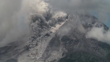 انڈونیشیا میں پہاڑ میراپی  میں آتش فشاں پھٹنے کا منظر