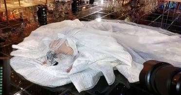 زوجة حسن شاكوش وهي ساجدة على الأرض في حفل زفافها - من مواقع التواصل
