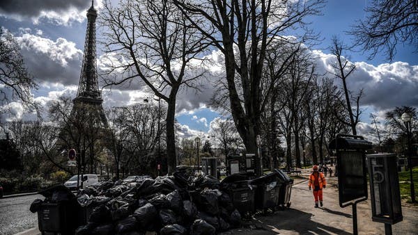 Des tas d’ordures obscurcissent les sites de Paris, et son odeur se répand partout