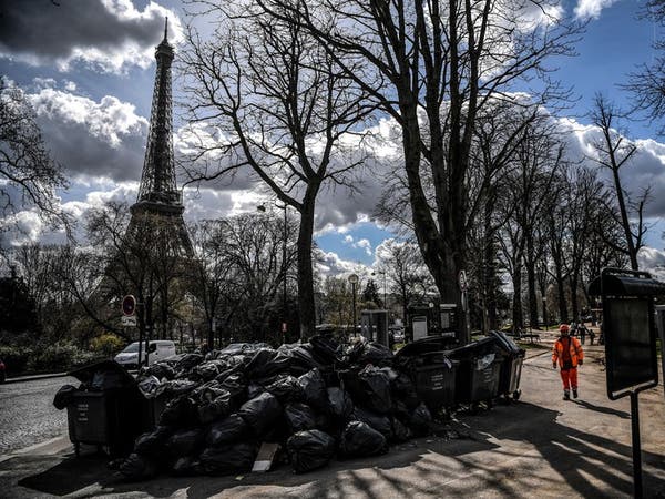 أكوام النفايات تحجب معالم باريس ورائحتها تنتشر في كل مكان