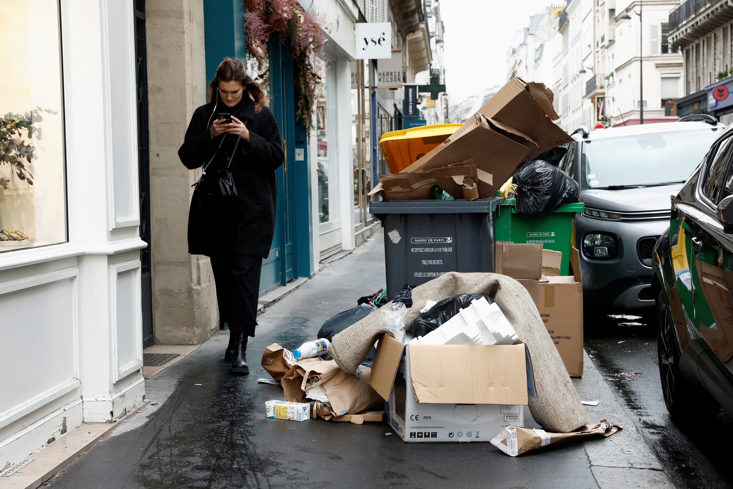 أكوام النفايات تنتشر في باريس