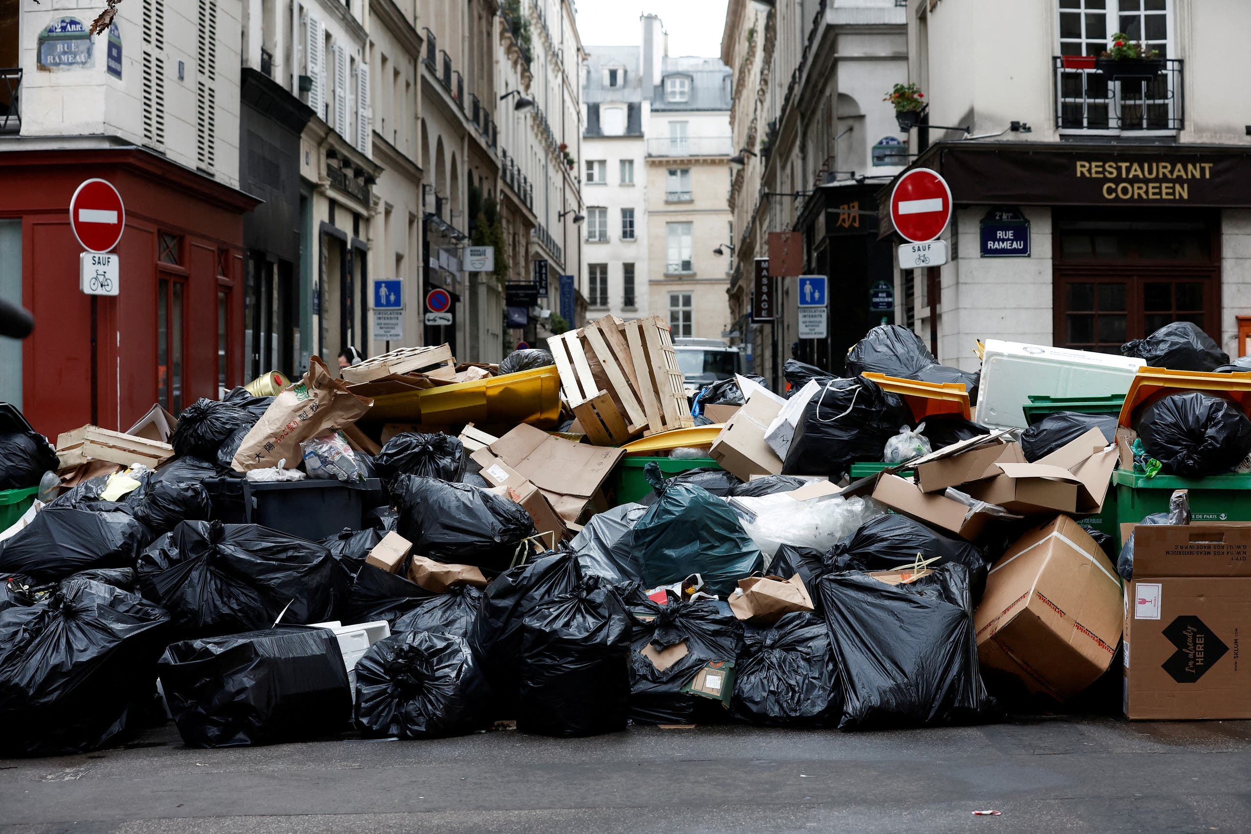 أكوام النفايات تنتشر في باريس