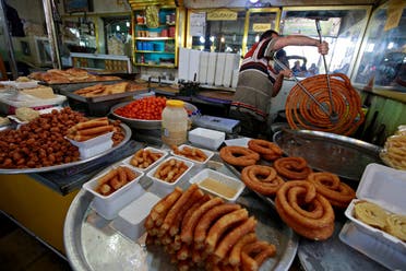 An Iraqi man prepares sweets, ahead of the holy fasting month of Ramadan in a sweet shop in Najaf, Iraq May 5, 2019. (Reuters)