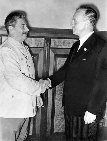 صورة تعود للعام 1939 للقاء ستالين بوزير خارجية ألمانيا فون ريبنتروب