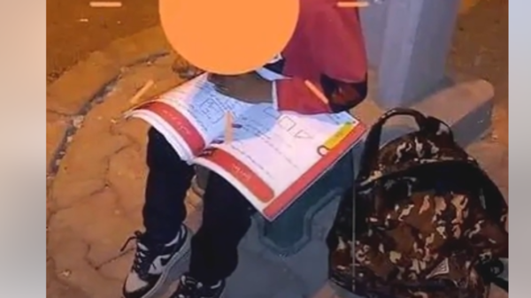 صورة تعصر قلوب التونسيين.. طفل يدرس تحت أضواء الشارع
