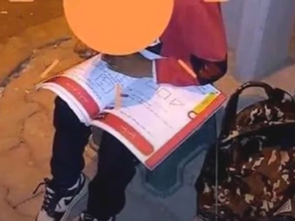 صورة تعصر قلوب التونسيين.. طفل يدرس تحت أضواء الشارع