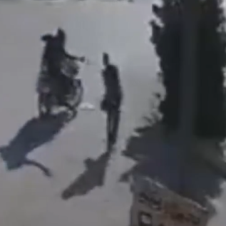 فيديو لا يوصف.. أفرغ رصاصه بصدره وسط الشارع في العراق