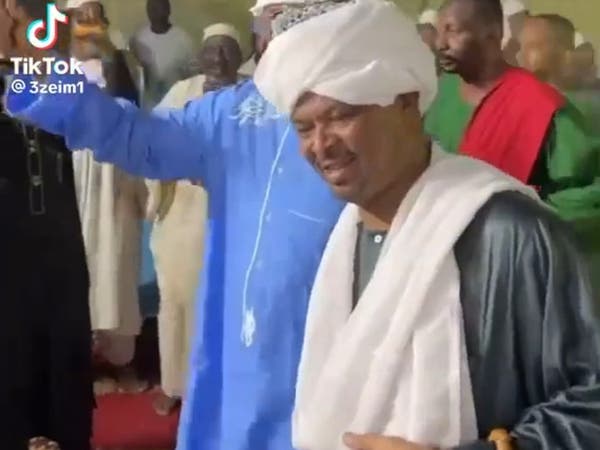 فيديو لنثر الأموال بين رجلي دين شهيرين.. يشغل السودانيين