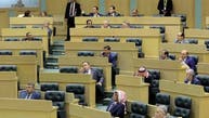 سابقة تاريخة في البرلمان الأردني.. تجميد نائبين وفصل نائبين 