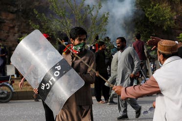 اشتباكات بين أنصار خان والشرطة في إسلام أباد يوم السبت