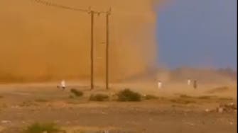 مشهد يحبس الأنفاس.. أطفال يلاعبون "زوبعة" رملية ويدخلون وسطها