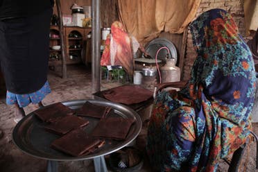 سيدة سودانية تعد أطباقا تقليدية لرمضان